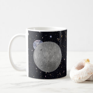 Donkere of verre zijde van de maan met sterrenheme koffiemok