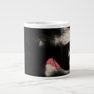 Donkere ogen grote koffiekop