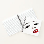 Donkere ogen Rode Lips Vrouwen voelen schoonheidsk Notitieboek (Binnen)