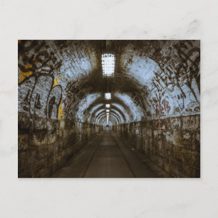 Donkere onderaardse tunnel briefkaart