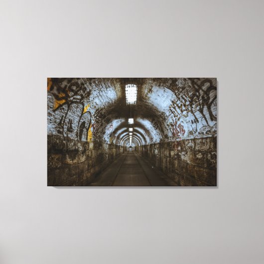 Donkere onderaardse tunnel canvas afdruk (Voorkant)