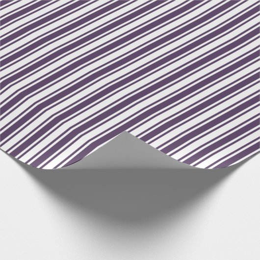Donkere paarse en witte snoepjes strepen cadeaupapier (Hoek)