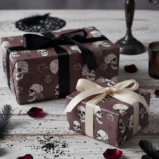 Donkere Paarse Gotische Schedels en Rozen Bloemen Cadeaupapier