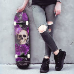 Donkere Paarse Rozen op maat Persoonlijk Skateboard<br><div class="desc">Dit skateboard is ideaal voor iedereen die houdt van de unieke en mysterieuze uitstraling van gotische mode. Bloemgotische schedelontwerp en donkerrode paarse rozen zijn in het oog springend en zullen zeker een statement maken. De donkere achtergrond en de gotische schedel met paarse rozen design zorgen voor een unieke en edgy...</div>