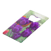 Donkere paarse tulpen creditkaart flessenopener (Achterkant Gekanteld)