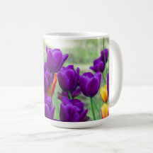 Donkere paarse tulpen op een zonnige dag in de tui