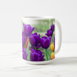 Donkere paarse tulpen op een zonnige dag in de tui koffiemok