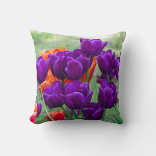 Donkere paarse tulpen op een zonnige dag in de tui kussen