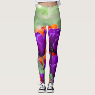 Donkere paarse tulpen op een zonnige dag in de tui leggings