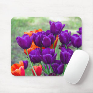 Donkere paarse tulpen op een zonnige dag in de tui muismat