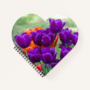 Donkere paarse tulpen op een zonnige dag in de tui notitieboek