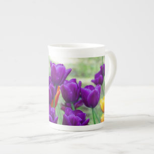Donkere paarse tulpen op een zonnige dag in de tui porselein kop