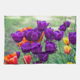 Donkere paarse tulpen op een zonnige dag in de tui theedoek