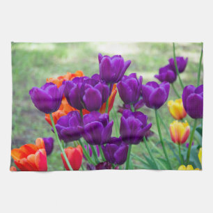 Donkere paarse tulpen op een zonnige dag in de tui theedoek