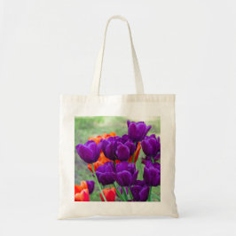 Donkere paarse tulpen op een zonnige dag in de tui tote bag