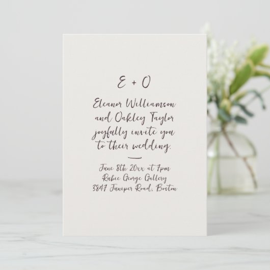Donkere Plum Noir Script Monogram Romantische Trou Kaart (Staand voorkant)