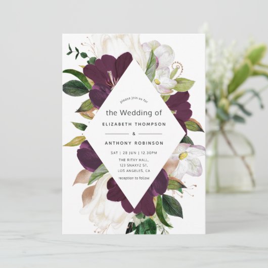 Donkere plum Velvet en White Spring Floral Wedding Kaart (Staand voorkant)