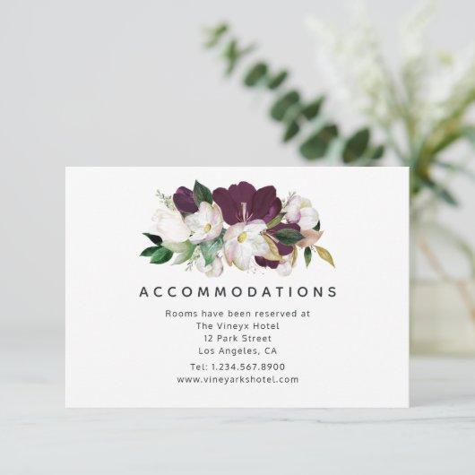 Donkere pruim fluweel en witte bruiloft accommodat informatiekaartje (Staand voorkant)