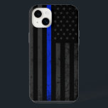 Donkere & Robuuste Stijl | Dunne blauwe lijn polit<br><div class="desc">Een iPhone stoere stijl of slim fit hoesje met een donkere en verontruste stijl politie dunne blauwe lijnvlag met een levendige kobaltblauwe lijn die door het midden loopt. Op de achtergrond is een vervaagde donkere Amerikaanse vlag die subtiel genoeg is om onder de radar te vliegen, maar levendig genoeg om...</div>