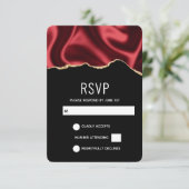 Donkere rode glam Wavy Satin Abstract Design Wedde RSVP Kaartje (Staand voorkant)