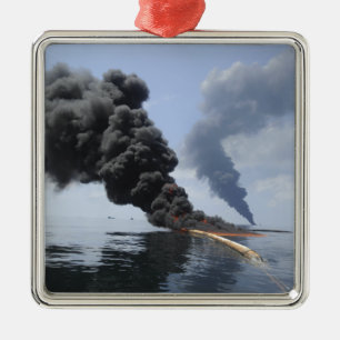 Donkere rook- en vuurwolken komen tevoorschijn 3 metalen ornament