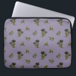 Donkere Roos Patroon Laptop Sleeve<br><div class="desc">en gotische laptophoes met een afbeelding van zwarte rozen met groen in een patroon. De achtergrond is paars.</div>