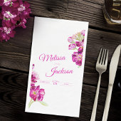 Donkere roze kieuwbloemen op wit servet