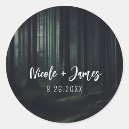Donkere sombere bosbomen op bruiloft bij schemerin ronde sticker