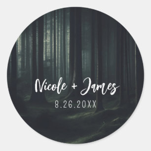 Donkere sombere bosbomen op bruiloft bij schemerin ronde sticker