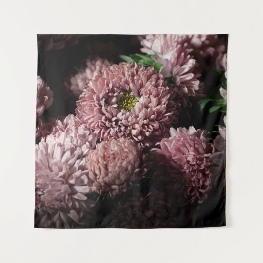 Donkere Stemming Botanicals: Roze Asters Wandkleed (Voorkant)