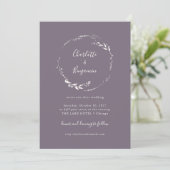 Donkere Stof Lilac Bloemenkrans Script Bruiloft Kaart (Staand voorkant)