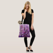 Donkere takken met rode knoppen Waterverf Tote Bag (Op model)