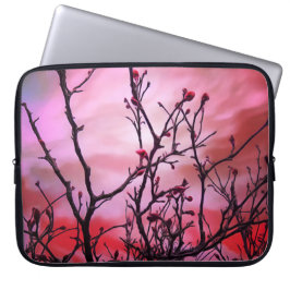 Donkere takken rode knoppen en blauwe hemel laptop sleeve