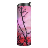 Donkere takken rode knoppen en blauwe hemel thermosbeker (Gedraaid links)