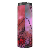 Donkere takken rode knoppen en blauwe hemel thermosbeker (Achterkant)