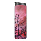 Donkere takken rode knoppen en blauwe hemel thermosbeker (Geroteerd rechts)