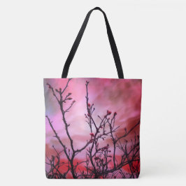 Donkere takken rode knoppen en blauwe hemel tote bag