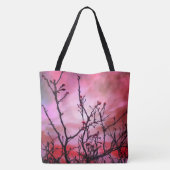 Donkere takken rode knoppen en blauwe hemel tote bag (Achterkant)