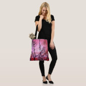 Donkere takken rode knoppen en blauwe hemel tote bag (Op model)