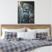Donkere tiki standbeeld canvas print (Insitu (Slaapkamer))