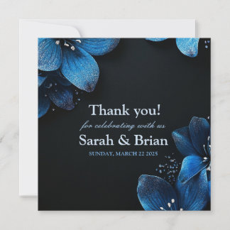Donkere trouwkaart glitters blauwe bloemen save the date