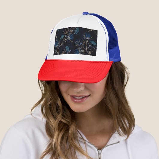 Donkere tuin: Monotone Blauwe Bloemen Trucker Pet (In situ)