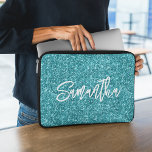 Donkere Turquoise Glitter Brush Naam Laptop Sleeve<br><div class="desc">Creëer je eigen blauwgroen luxe glitter met naam of monogram. Pas de stijl en grootte van het lettertype van het penseelscript aan. Er zijn andere doopvontstijlen in het systeem. Beweeg,  dupliceer of verwijder de faux sparkle grafisch.</div>