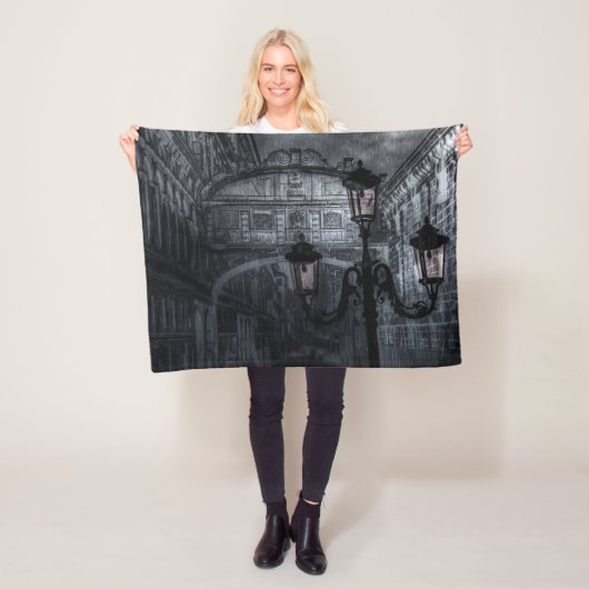 Donkere Venice Rain Bridge of Sighs bij nacht Fleece Deken (In situ)