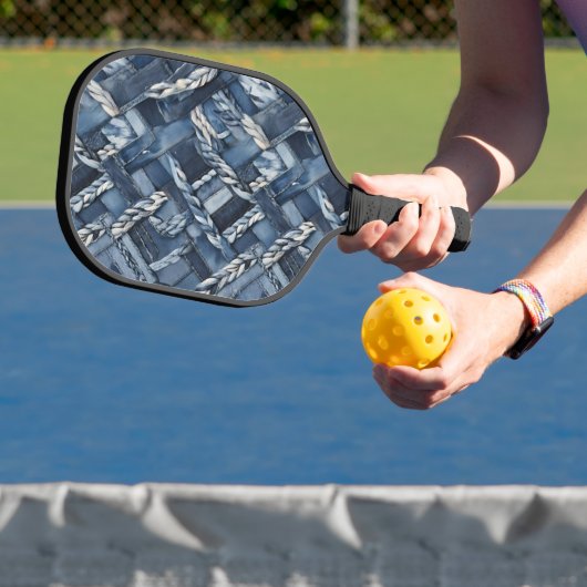 Donkere versleten denim patchwork en vlechten pickleball paddle (Insitu)