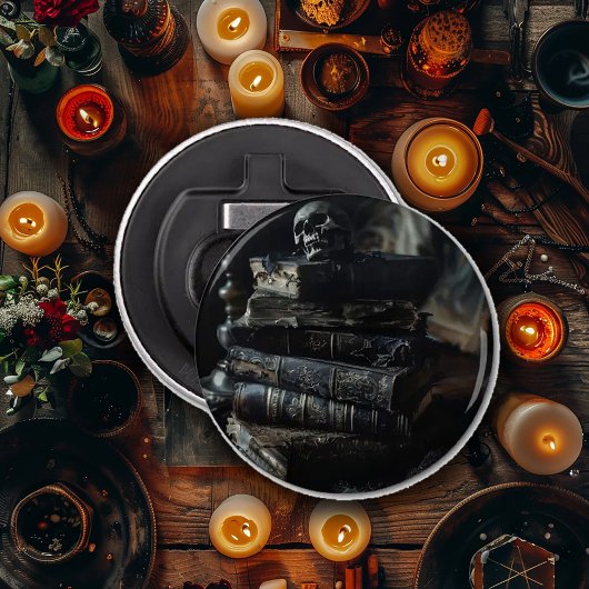 Donkere, versleten oude boeken met schedel button flesopener