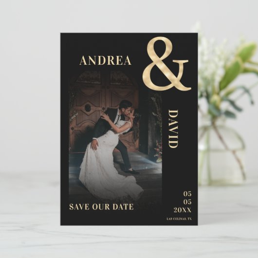 Donkere vervaagde foto & gouden ampersand Zwart br Save The Date (Staand voorkant)