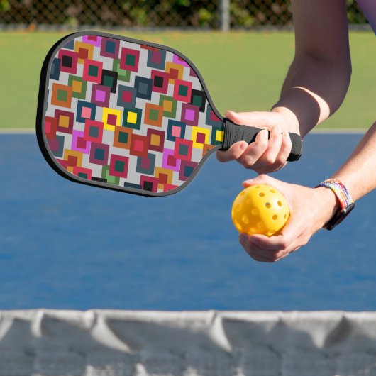 Donkere vierkantjes op licht pickleball paddle (Insitu)