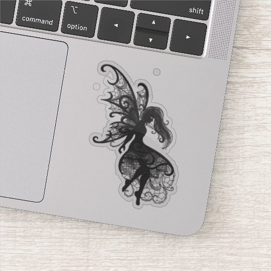Donkere, vlakke haarlaptop met vinyl sticker (Detail)
