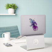 Donkere, vlakke haarlaptop met vinyl sticker (Laptop op bureau)